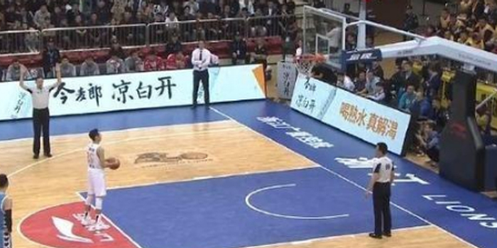  主场哨声引发争议，裁判判罚成赛后焦点