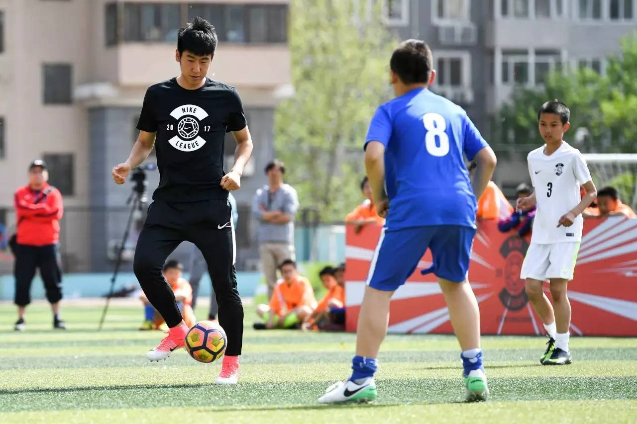  法国甲組足球聯賽呈现群雄逐鹿格局榜首多次易主