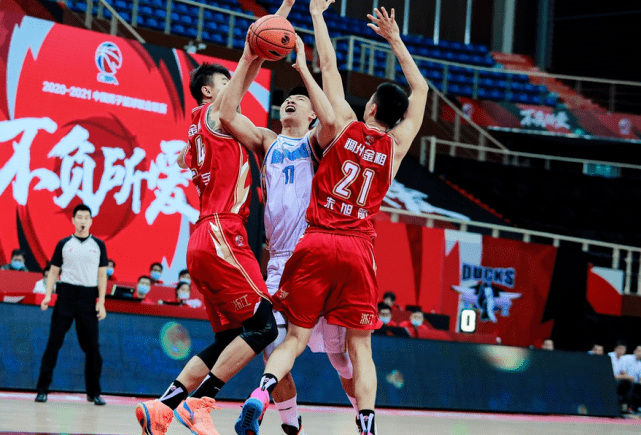  CBA焦点战，辽宁男篮逆转浙江豪取连胜