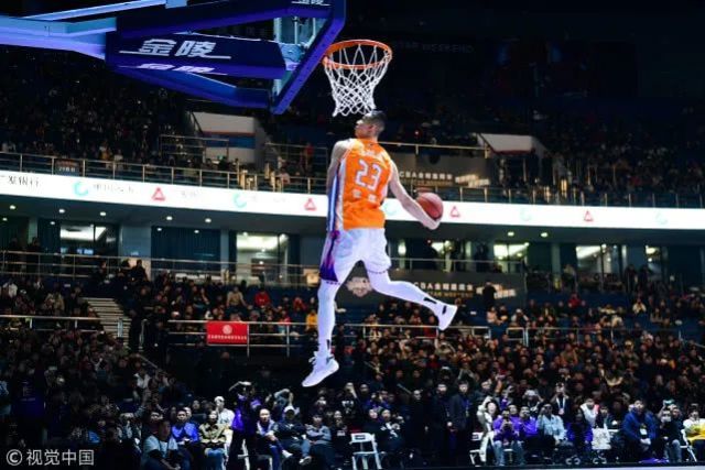  篮球名宿执教青年军，传承经验培育新人